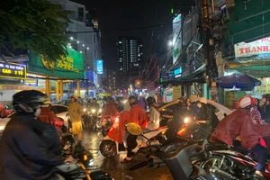 Mưa lớn gây kẹt xe kéo dài tại quận Bình Thạnh
