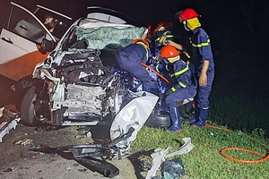 Lái ô tô mới mua chở bạn đi chơi, ba người thương vong