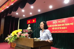 Người dân lo giá xăng tăng kéo giá các mặt hàng thiết yếu tăng theo