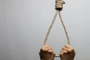 Người đàn ông treo cổ tự tử trong nhà nghi vấn do nợ nần