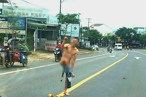 Thanh niên nghiện ma túy cởi quần áo múa giữa phố