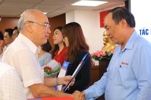  TP.HCM thưởng cho các tác phẩm đoạt Giải Báo chí Quốc gia và Búa Liềm Vàng 