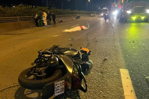 Xe máy SH tông đuôi container trên xa lộ Hà Nội, một người tử vong