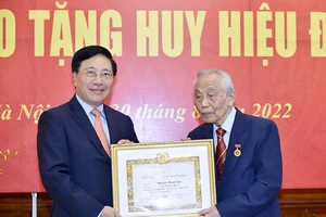 Nguyên Phó Thủ tướng, Bộ trưởng Ngoại giao Nguyễn Mạnh Cầm nhận Huy hiệu 75 năm tuổi Đảng