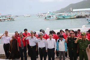 Lãnh đạo TP.HCM thăm và tặng quà cán bộ, chiến sĩ đảo Nam Du