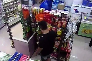 Camera ghi cảnh thanh niên trộm nhiều đồ trong cửa hàng tiện lợi ở TP.HCM