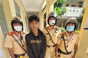 TP.HCM: 3 thanh niên trộm xe máy cùng lao xuống kênh để trốn CSGT