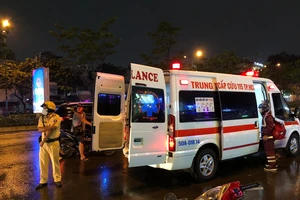 Ô tô tải cuốn xe máy vào gầm trên đường Phạm Văn Đồng