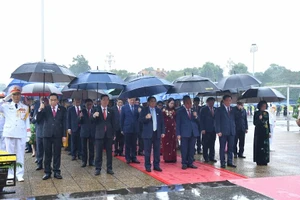 Hình ảnh các đại biểu Quốc hội vào Lăng viếng Chủ tịch Hồ Chí Minh 