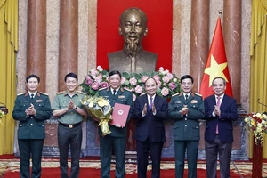 Thăng quân hàm Thượng tướng cho Phó Tổng Tham mưu trưởng quân đội Huỳnh Chiến Thắng