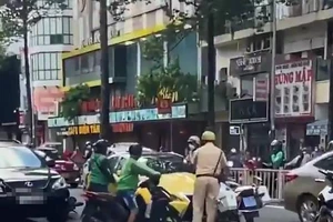 CSGT TP.HCM nói về vụ ô tô tông xe đặc chủng ở quận 5