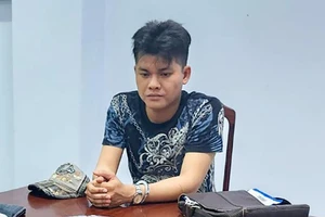 Thủ súng trong cốp xe, giấu ma túy trong người khi chạy xe thì bị bắt