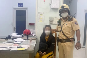 Đi điều tiết giao thông, CSGT Bình Triệu kịp cứu một cô gái định nhảy cầu tự tử 