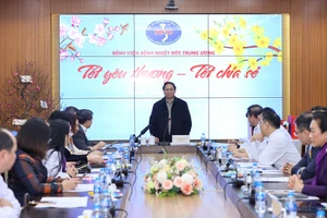 Thủ tướng mong các bác sĩ thương yêu người bệnh như anh em ruột thịt
