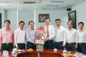 Lãnh đạo Ban Tuyên giáo Thành ủy TP.HCM thăm báo Pháp Luật TP.HCM đầu Xuân Quý Mão