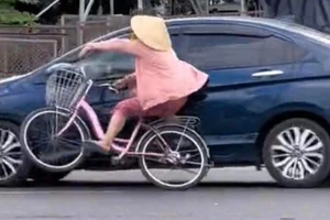 Sự thật clip 1 phụ nữ đi xe đạp màu hồng va chạm ô tô ở quận 7