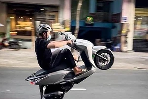 CSGT xử phạt người chạy xe không biển số, bốc đầu ở TP.HCM