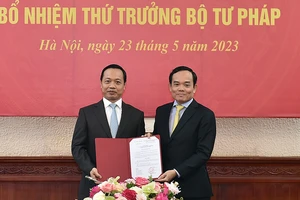 Trao quyết định bổ nhiệm Thứ trưởng Bộ Tư pháp cho ông Trần Tiến Dũng 