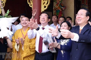 Chủ tịch nước Võ Văn Thưởng cùng đoàn lãnh đạo Trung ương, lãnh đạo TP.HCM đã đến thăm Chùa Huê Nghiêm, TP Thủ Đức. Ảnh: HÀ THƯ