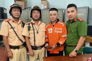 Nam sinh viên viết thư cảm ơn CSGT TP.HCM khi được trả lại ví đánh rơi