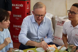 Thủ tướng Úc thưởng thức bia hơi và bánh mì Việt Nam