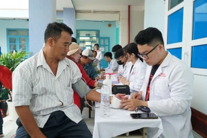 Chùm ảnh: Khám, phát thuốc miễn phí cho người dân Ninh Thuận