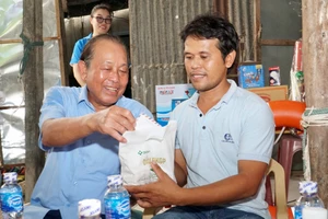 Cùng ngư dân thắp sáng đèn trên biển: 'Còn sức khỏe thì còn bám biển, vươn khơi'