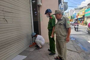 Phát hiện 4 người dán tờ rơi quảng cáo bôi bẩn ở Bình Thạnh, TP.HCM