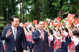 Việt Nam bắn 21 phát đại bác chào đón Tổng thống Hàn Quốc 