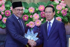 Thủ tướng Anwar Ibrahim muốn phổ biến tập thơ 'Nhật ký trong tù' ở Malaysia