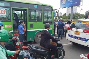 Xe buýt tông ô tô trên cầu Kiệu, giao thông ách tắc