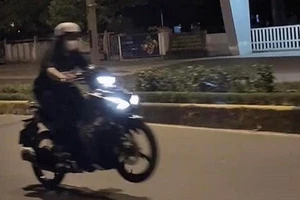 1 phụ nữ chạy bốc đầu xe máy trên đường phố ở Quảng Trị