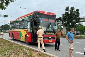 TP,HCM: Dừng, đón khách ở bến cóc, nhiều xe khách bị CSGT xử phạt