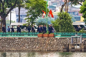 Tổng thống Biden tới hồ Trúc Bạch đặt hoa tưởng nhớ người bạn John McCain