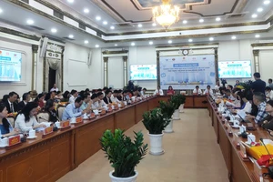 TP.HCM bàn giải pháp siết quản lý biển hiệu, bảng quảng cáo sai quy định 