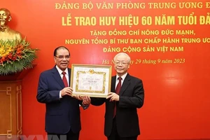 Nguyên Tổng Bí thư Nông Đức Mạnh nhận huy hiệu 60 năm tuổi Đảng