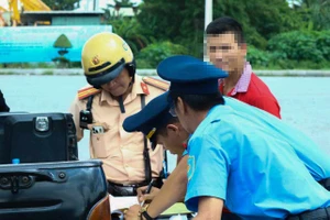 CSGT TP.HCM kiểm tra hàng loạt xe khách, phát hiện nhiều vi phạm