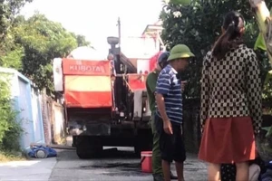 Sửa máy gặt, 2 người bị tai nạn tử vong