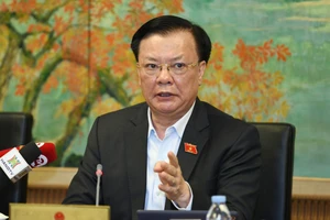 Đại biểu Hoàng Văn Cường (trái) và Bí thư Thành ủy Hà Nội Đinh Tiến Dũng tại phiên thảo luận tổ về dự án Luật Thủ đô (sửa đổi) vào chiều 10-11.