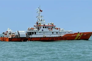 Cứu 14 ngư dân chìm tàu cách bờ biển Vũng Tàu 206 hải lý