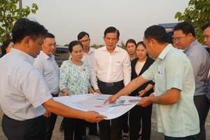 Chủ tịch HĐND TP.HCM Nguyễn Thị Lệ cùng các sở, ngành liên quan đi khảo sát ranh mốc đường vành đai 3, địa phận TP Thủ Đức vào tháng 3-2023.