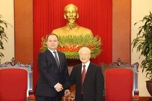 Tổng Bí thư Nguyễn Phú Trọng tặng Thủ tướng Belarus sách về ngoại giao của Việt Nam