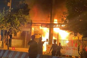 Cháy lớn quán karaoke đang bị tạm đình chỉ hoạt động ở Bình Dương