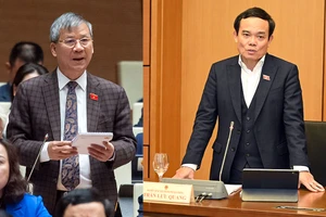 Phó Thủ tướng Trần Lưu Quang (phải) và đại biểu Nguyễn Anh Trí (đoàn Hà Nội) tại các phiên thảo luận ngày 16-1.