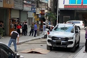 Quảng Ninh: 1 phụ nữ nghi tự tử, rơi từ tầng cao xuống trúng ô tô