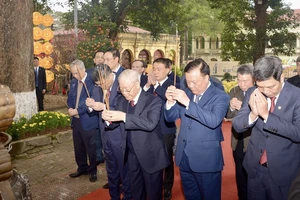 Tổng Bí thư Nguyễn Phú Trọng dâng hương tại Hoàng Thành Thăng Long