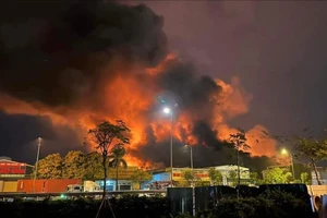 Cháy lớn tại 1 công ty đang bị đình chỉ hoạt động
