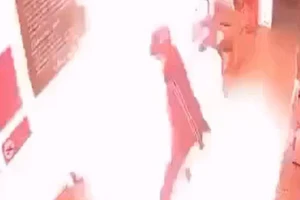 Đổ xăng đốt hàng xóm vì ghen tuông