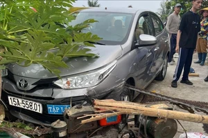 Ô tô tập lái tông người đàn ông ngồi ven đường