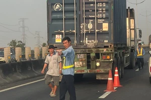 Ôtô con va chạm với xe container, nằm xoay 180 độ trên cao tốc TP.HCM – Trung Lương